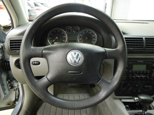 2005 Volkswagen Passat FWD 4dr Sport