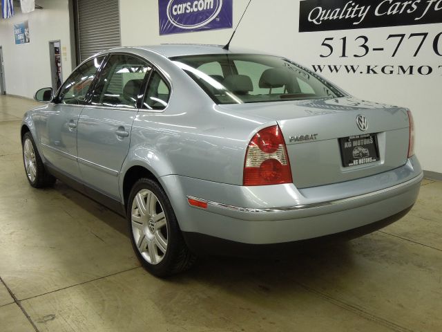 2005 Volkswagen Passat FWD 4dr Sport