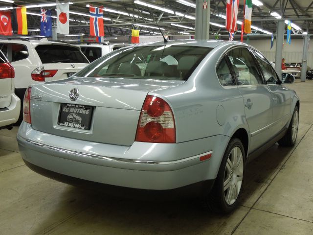 2005 Volkswagen Passat FWD 4dr Sport