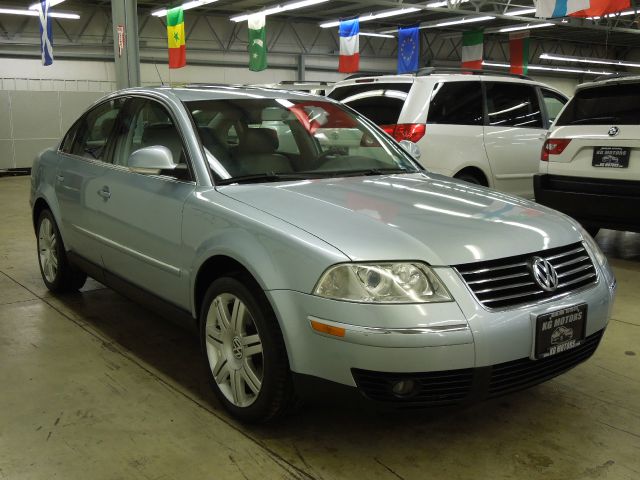 2005 Volkswagen Passat FWD 4dr Sport