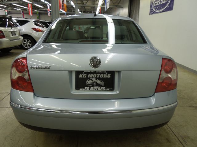 2005 Volkswagen Passat FWD 4dr Sport