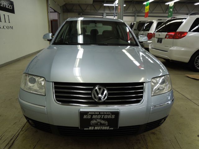 2005 Volkswagen Passat FWD 4dr Sport