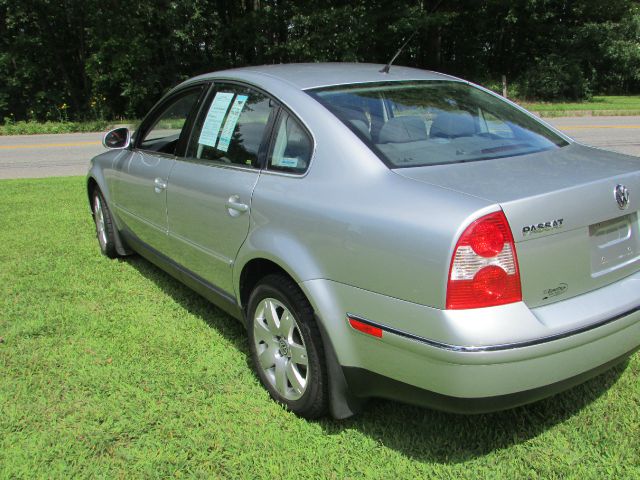 2005 Volkswagen Passat FWD 4dr Sport