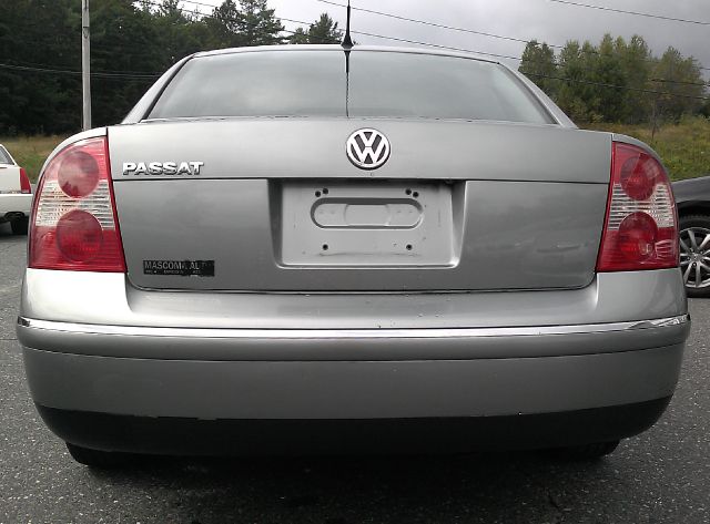 2005 Volkswagen Passat FWD 4dr Sport