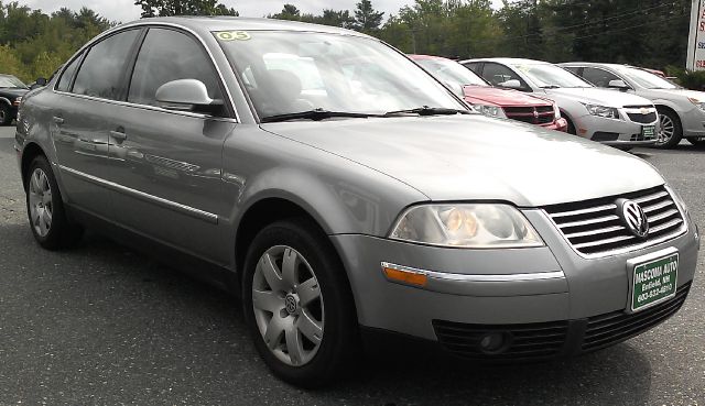 2005 Volkswagen Passat FWD 4dr Sport