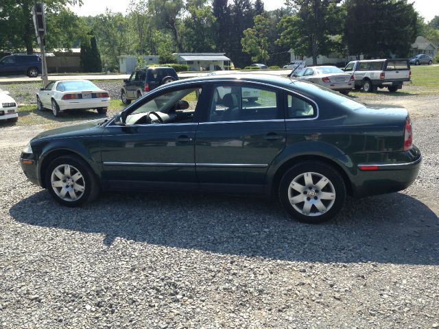 2005 Volkswagen Passat FWD 4dr Sport