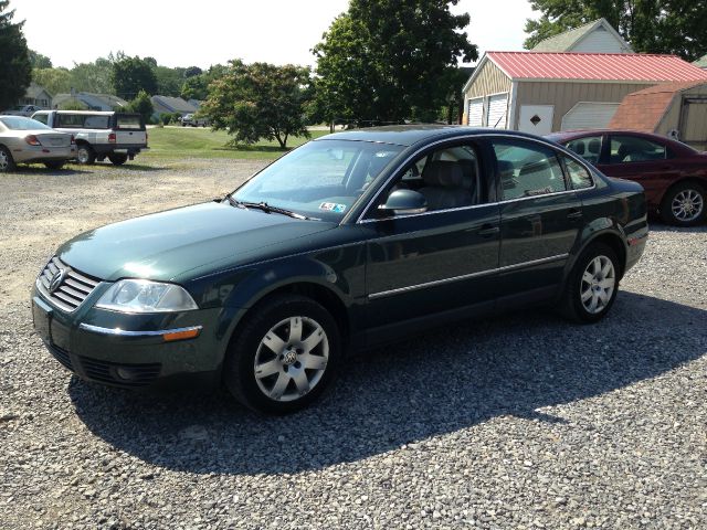 2005 Volkswagen Passat FWD 4dr Sport