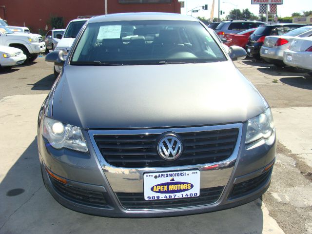 2006 Volkswagen Passat XLT Universal Conversion Van