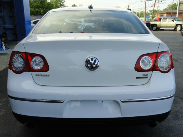 2006 Volkswagen Passat 4dr Sdn Touring Signature RWD Sedan