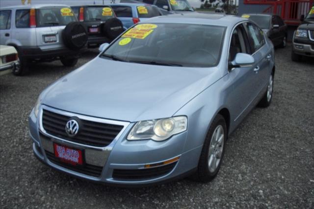 2006 Volkswagen Passat 2006 Hyundai SE