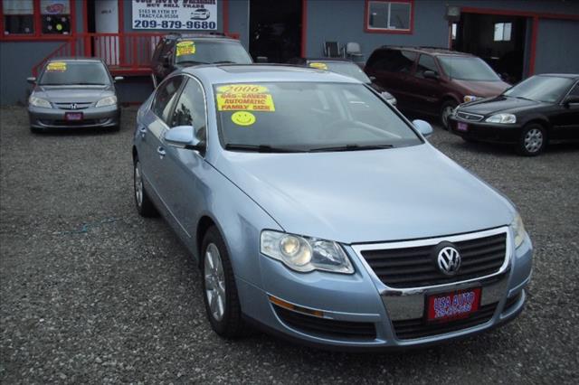 2006 Volkswagen Passat 2006 Hyundai SE