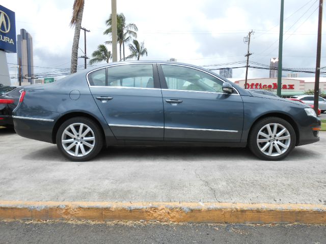 2010 Volkswagen Passat 4x4 LTZ