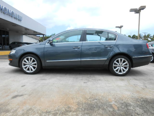 2010 Volkswagen Passat 4x4 LTZ