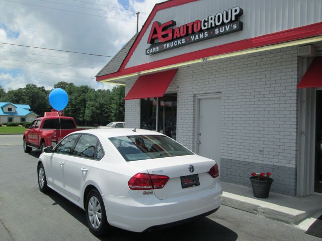 2012 Volkswagen Passat 4.2L Quattro LWB AUTO