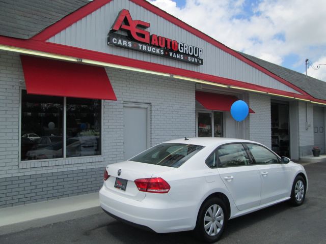 2012 Volkswagen Passat 4.2L Quattro LWB AUTO