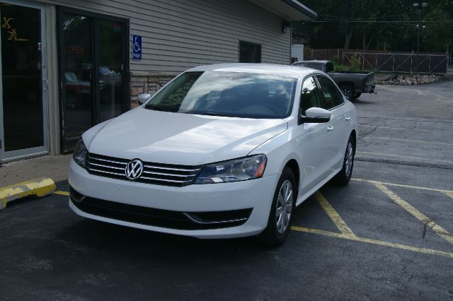 2013 Volkswagen Passat 4.2L Quattro LWB AUTO