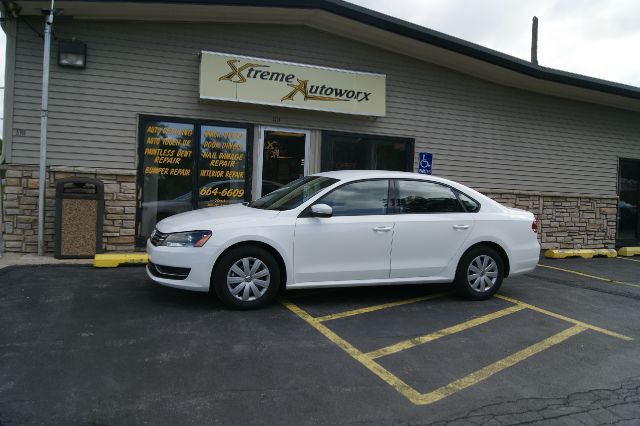 2013 Volkswagen Passat 4.2L Quattro LWB AUTO