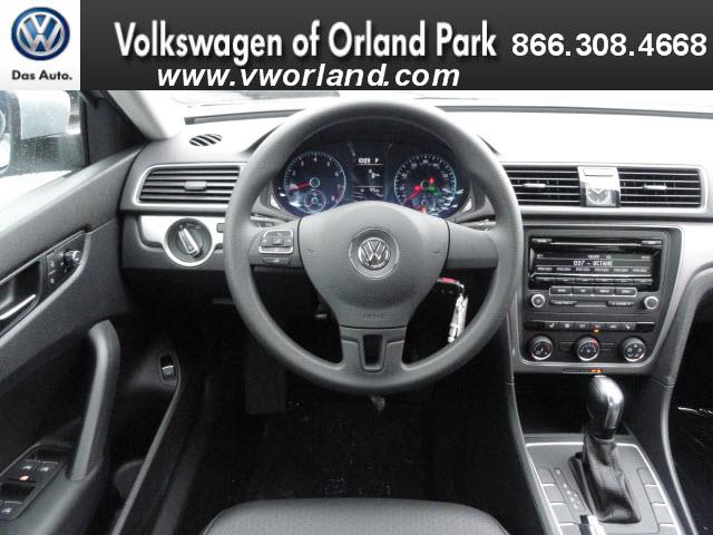 2013 Volkswagen Passat 2WD 4dr XLT