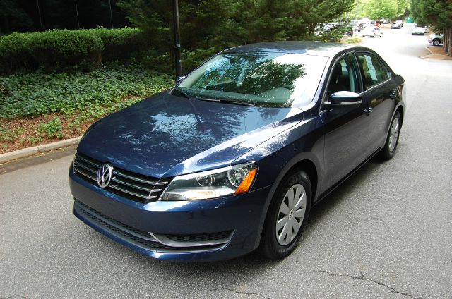 2013 Volkswagen Passat 4.2L Quattro LWB AUTO