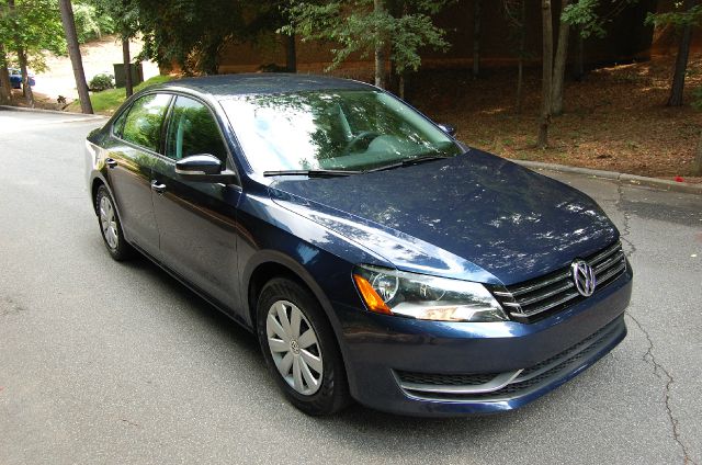 2013 Volkswagen Passat 4.2L Quattro LWB AUTO