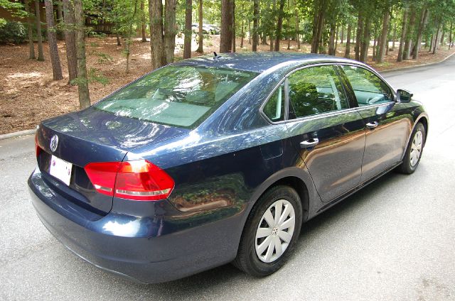 2013 Volkswagen Passat 4.2L Quattro LWB AUTO