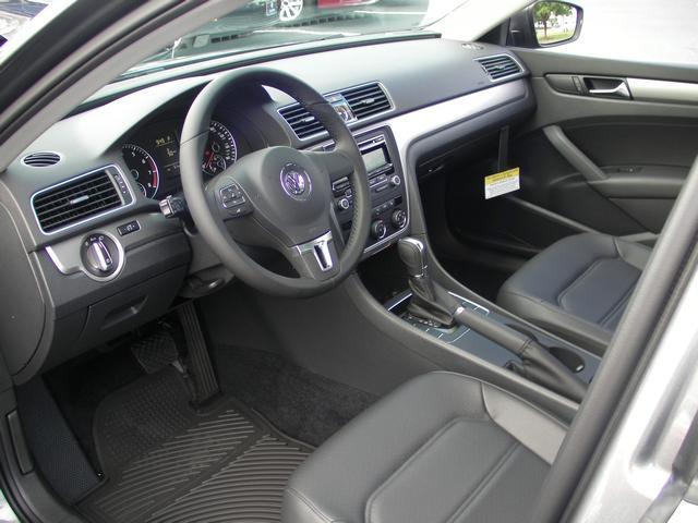 2014 Volkswagen Passat SXT 4door Minivan