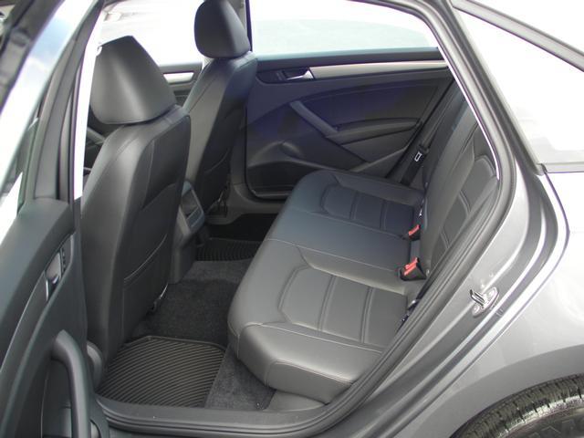 2014 Volkswagen Passat SXT 4door Minivan