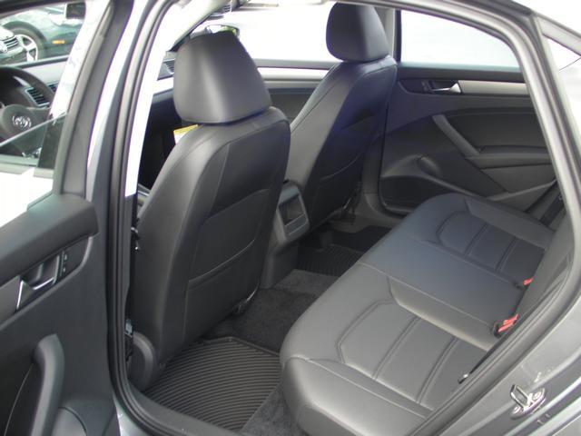 2014 Volkswagen Passat SXT 4door Minivan