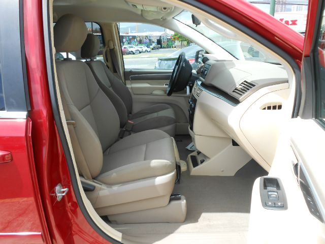 2009 Volkswagen Routan SE