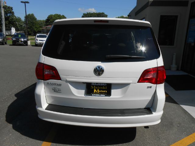 2010 Volkswagen Routan LTZ 22K NICE