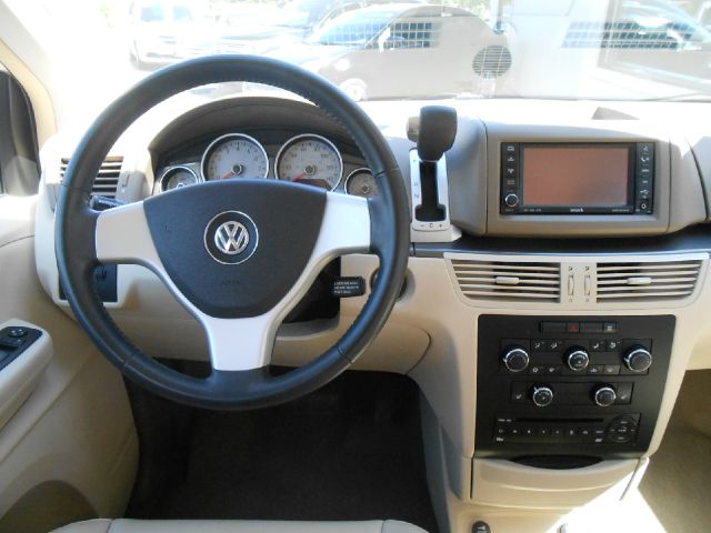 2010 Volkswagen Routan LTZ 22K NICE