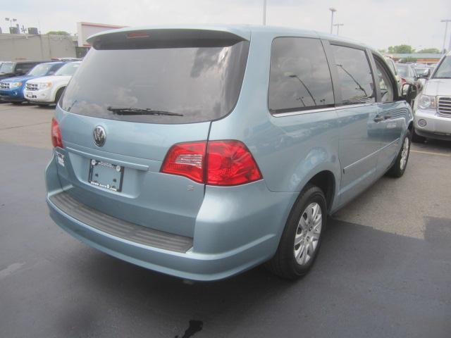 2010 Volkswagen Routan Baselslt