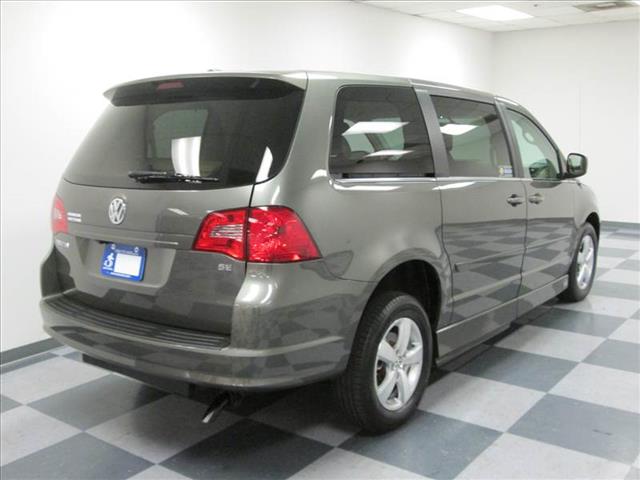 2010 Volkswagen Routan SE