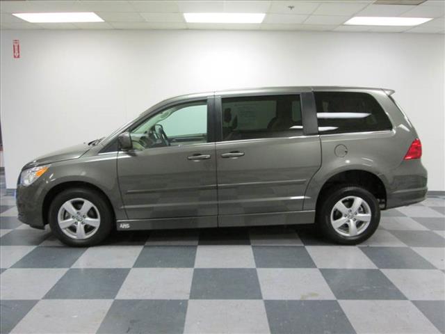 2010 Volkswagen Routan SE