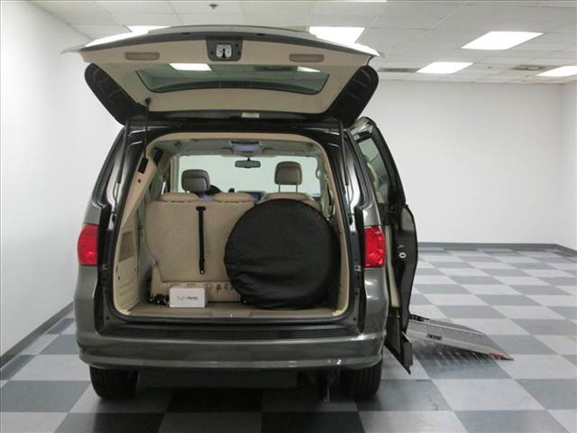 2010 Volkswagen Routan SE