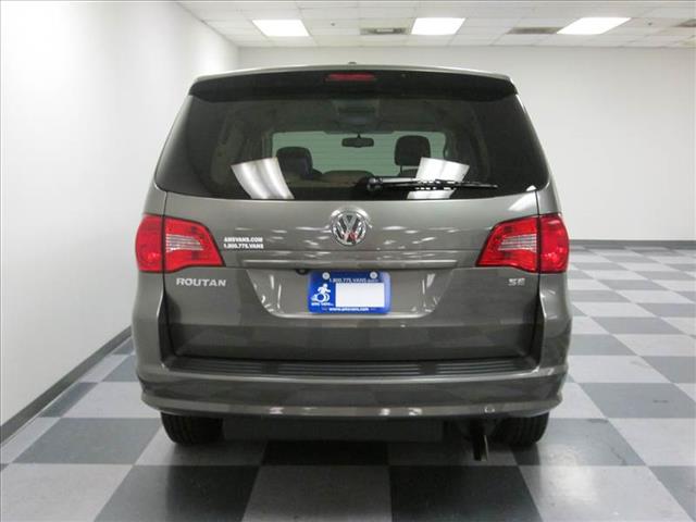 2010 Volkswagen Routan SE