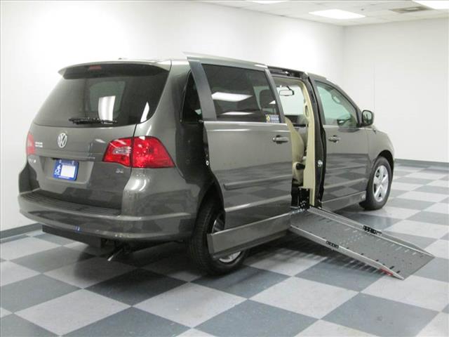 2010 Volkswagen Routan SE