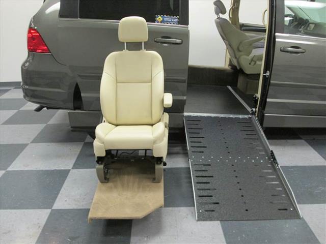 2010 Volkswagen Routan SE