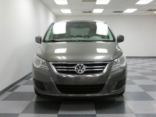 2010 Volkswagen Routan SE