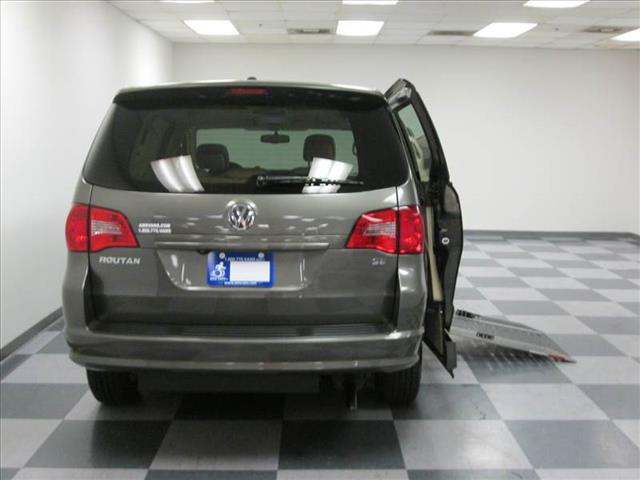 2010 Volkswagen Routan SE