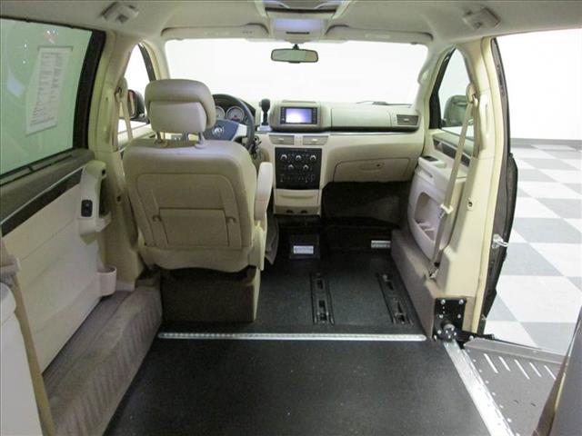 2010 Volkswagen Routan SE