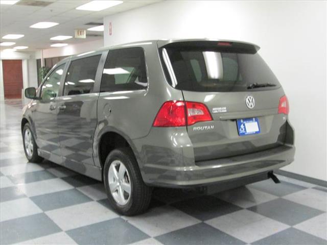 2010 Volkswagen Routan SE