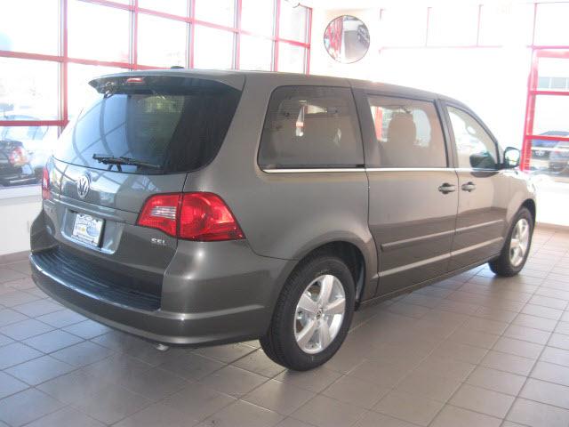 2010 Volkswagen Routan Double 128 V6 MT (natl)