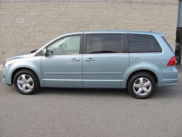 2010 Volkswagen Routan SE