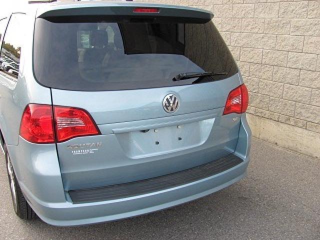 2010 Volkswagen Routan SE