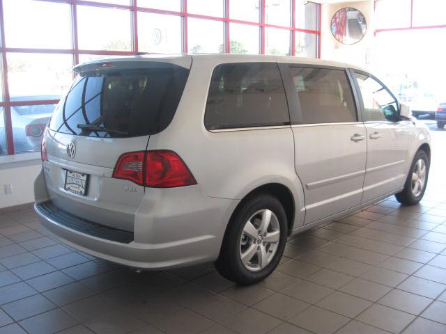 2010 Volkswagen Routan Double 128 V6 MT (natl)