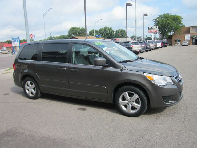 2010 Volkswagen Routan SE