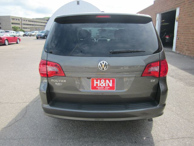 2010 Volkswagen Routan SE