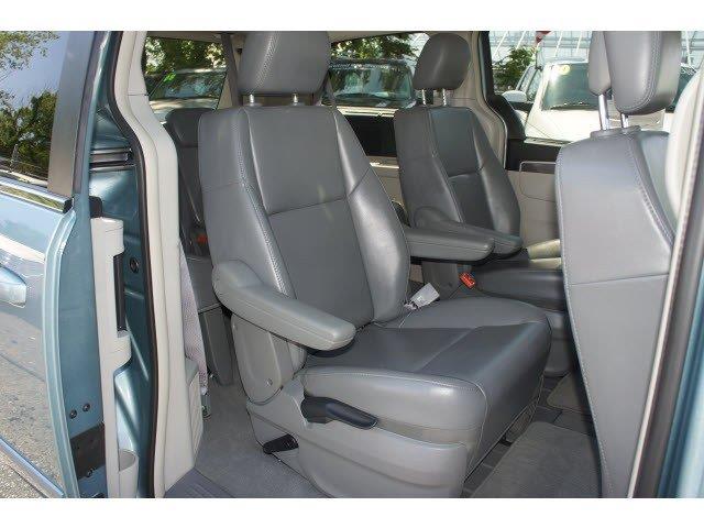 2010 Volkswagen Routan SE