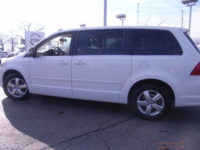 2010 Volkswagen Routan SE